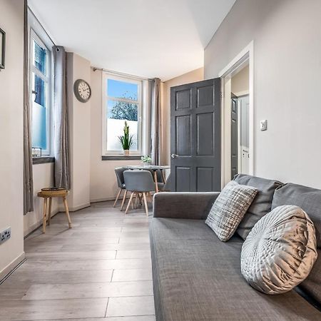 Private Ground Floor Main Door Entrance - Spacious 2 Bedroom Property - The Shore, Leith Edinburgh Bagian luar foto